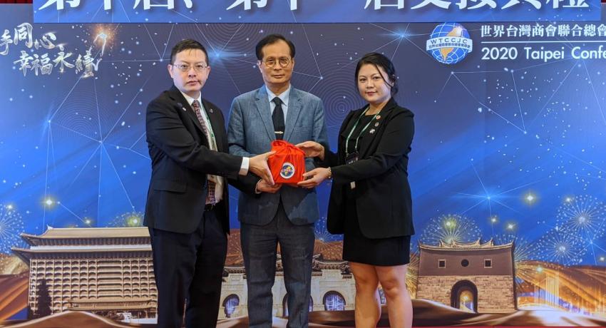 世青第十、十一屆會長及監事長交接儀式，由世總施至隆總會長監交 於台灣台北，圓山大飯店